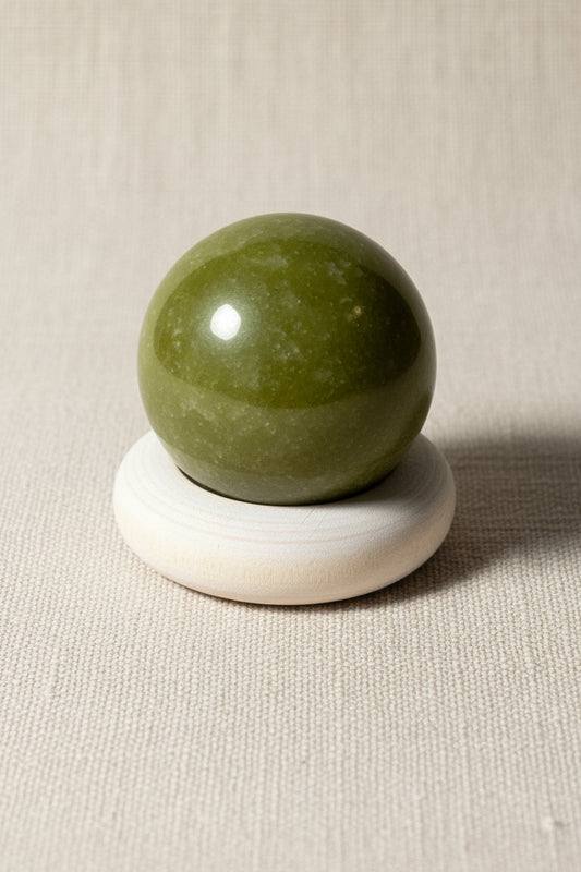 Mini Esfera de Jade Verde Natural · Armonía y Abundancia