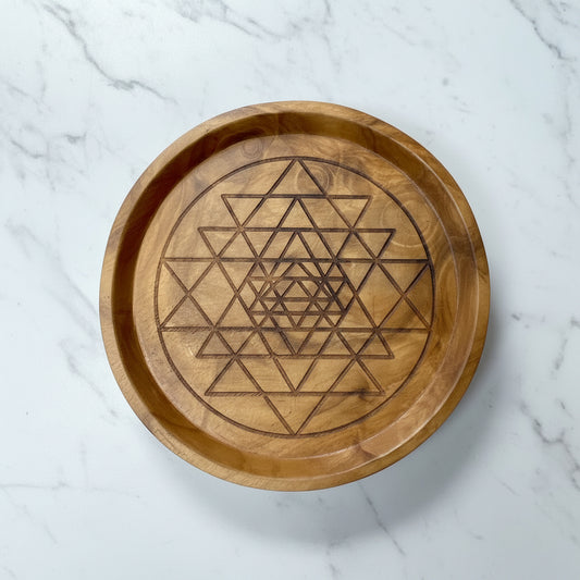 Plato de Madera Tallado con Sri Yantra · Altar, Prosperidad y Armonía