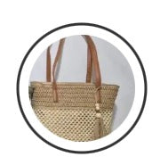 Bolso de hombro, con detalle colgante