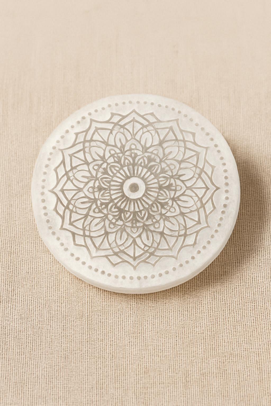 Placa Circular de Selenita Grabada • Varios diseños • Amatena