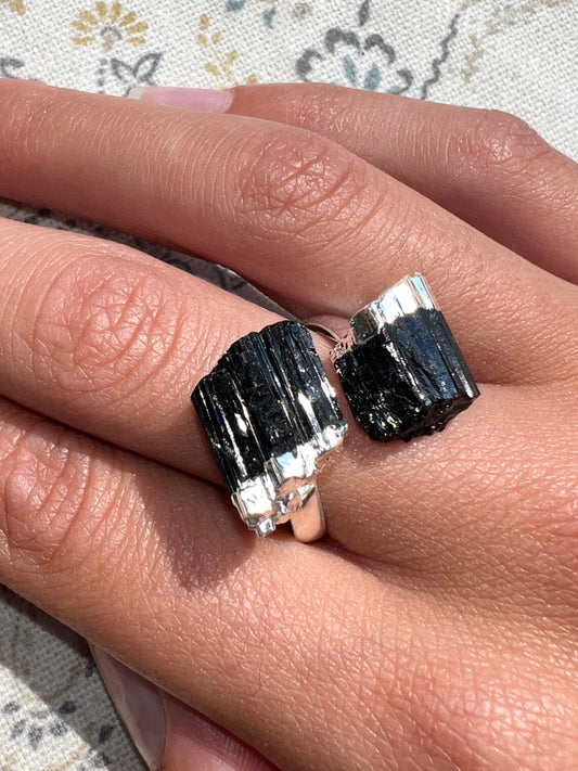 Anillo de Turmalina Negra en Bruto Ajustable - Bañado en Plata | Amatena