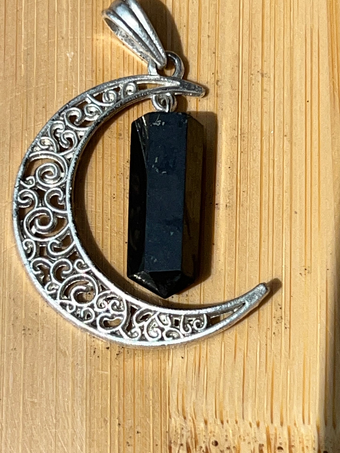 Colgante Luna con Punta de Shungit + cordón (sin cadena)