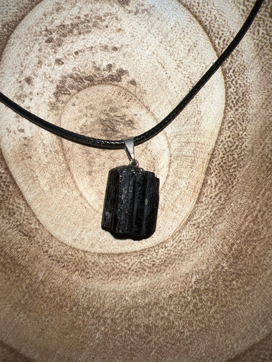 Colgante de Turmalina en bruto (con cordón)