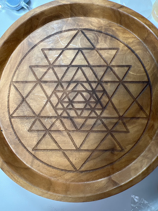 Plato de madera tallado con Sri Yantra