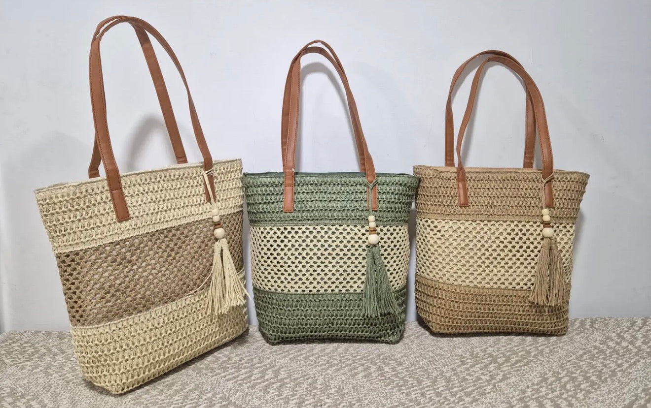 Bolso de hombro, con detalle colgante