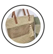 Bolso de hombro, con detalle colgante