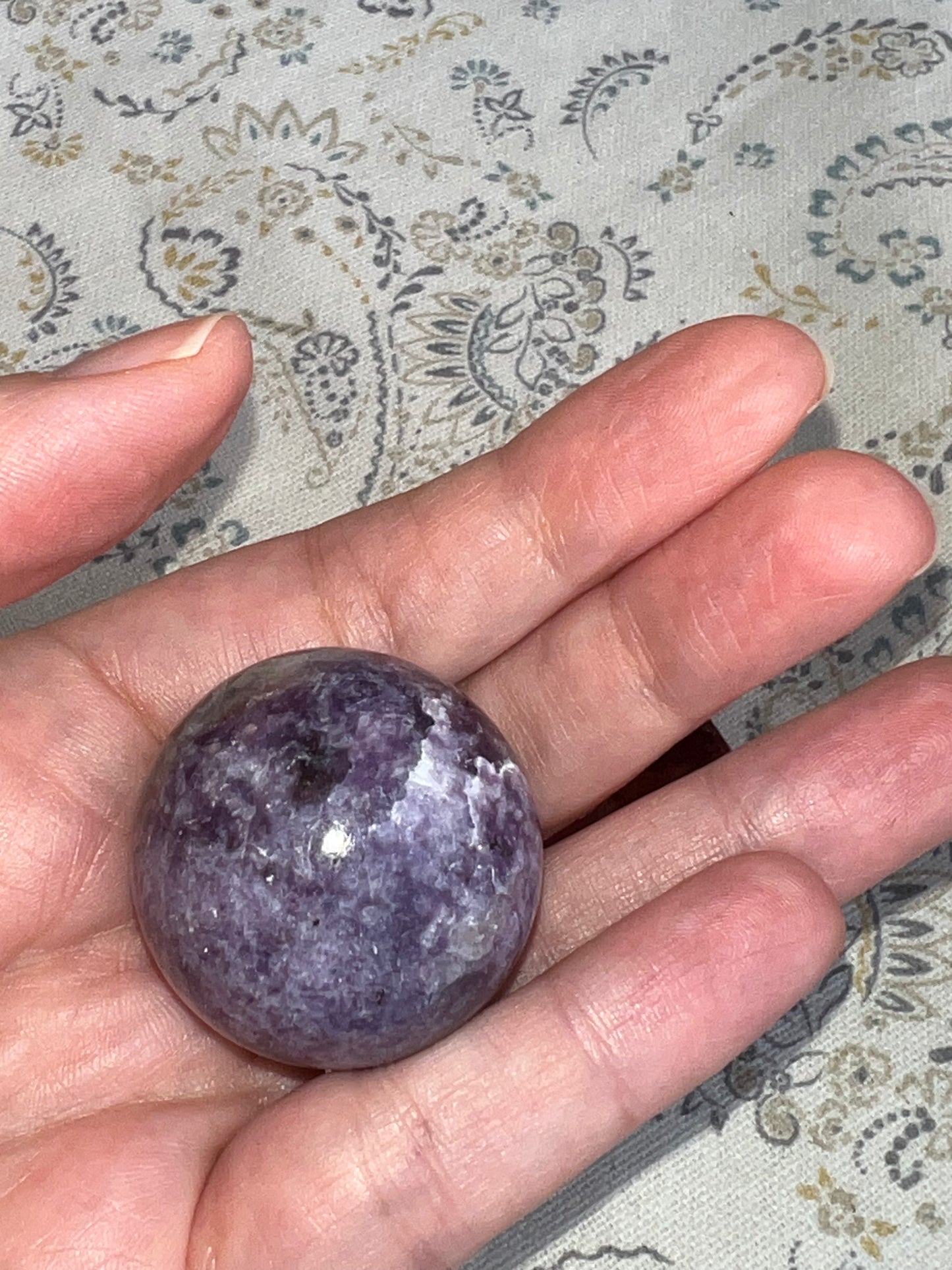 Esfera de Lepidolita - Calma y Equilibrio Emocional | Amatena (vídeo al final)