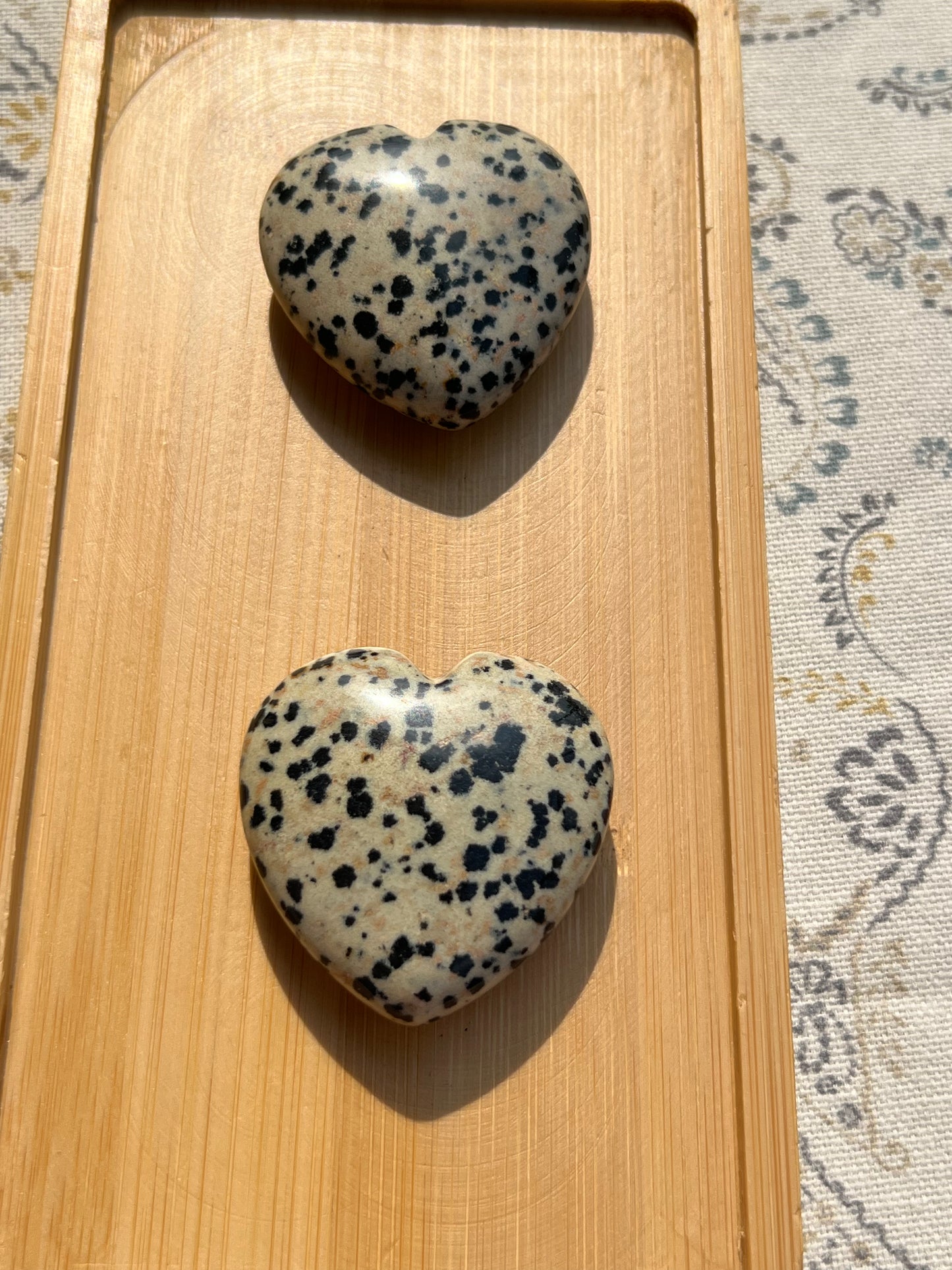 Corazón Plano de Jaspe Dálmata - Alegría y Protección | Amatena (vídeo al final)