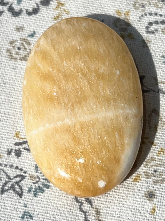 Piedra de Palma de Calcita Amarilla - Alegría y Vitalidad | Amatena