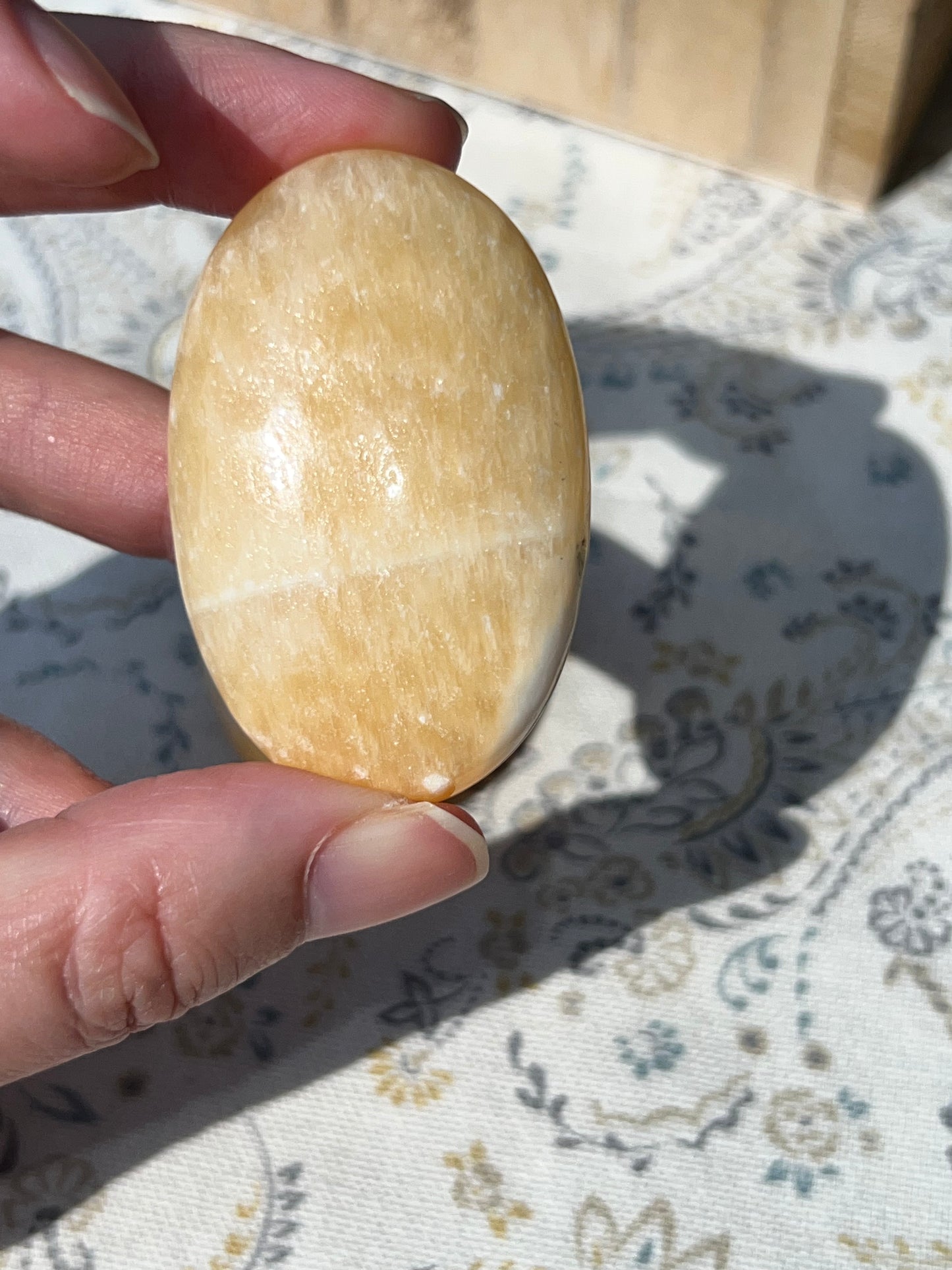 Piedra de Palma de Calcita Amarilla - Alegría y Vitalidad | Amatena