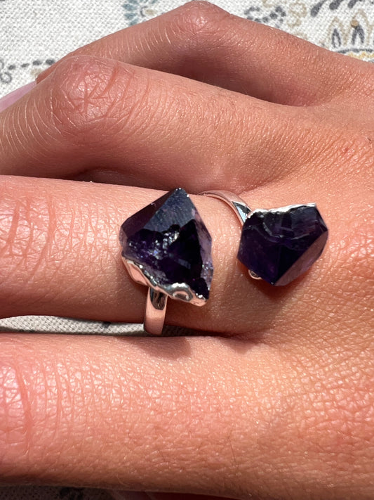 Anillo de Amatista en Bruto Ajustable - Bañado en Plata | Amatena