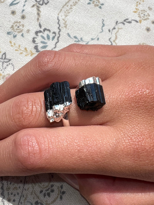 Anillo de Turmalina Negra en Bruto Ajustable - Bañado en Plata | Amatena