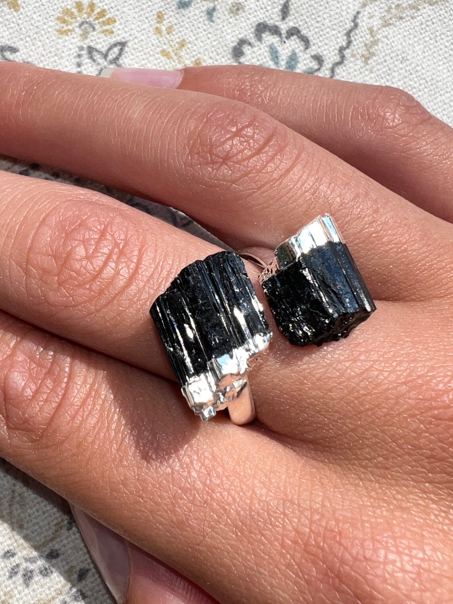 Anillo de Turmalina Negra en Bruto Ajustable - Bañado en Plata | Amatena