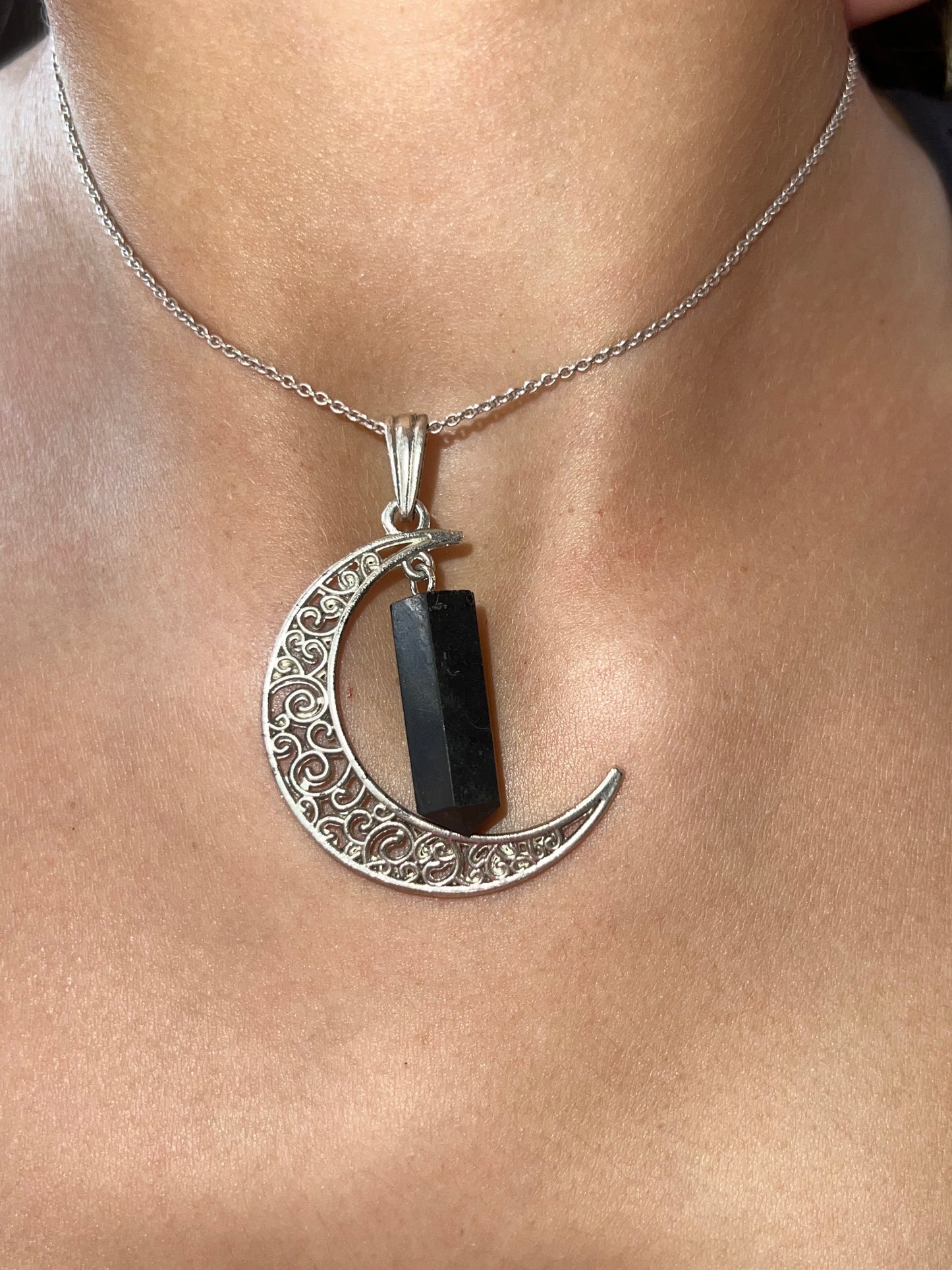 Colgante Luna con Punta de Shungit + cordón (sin cadena)