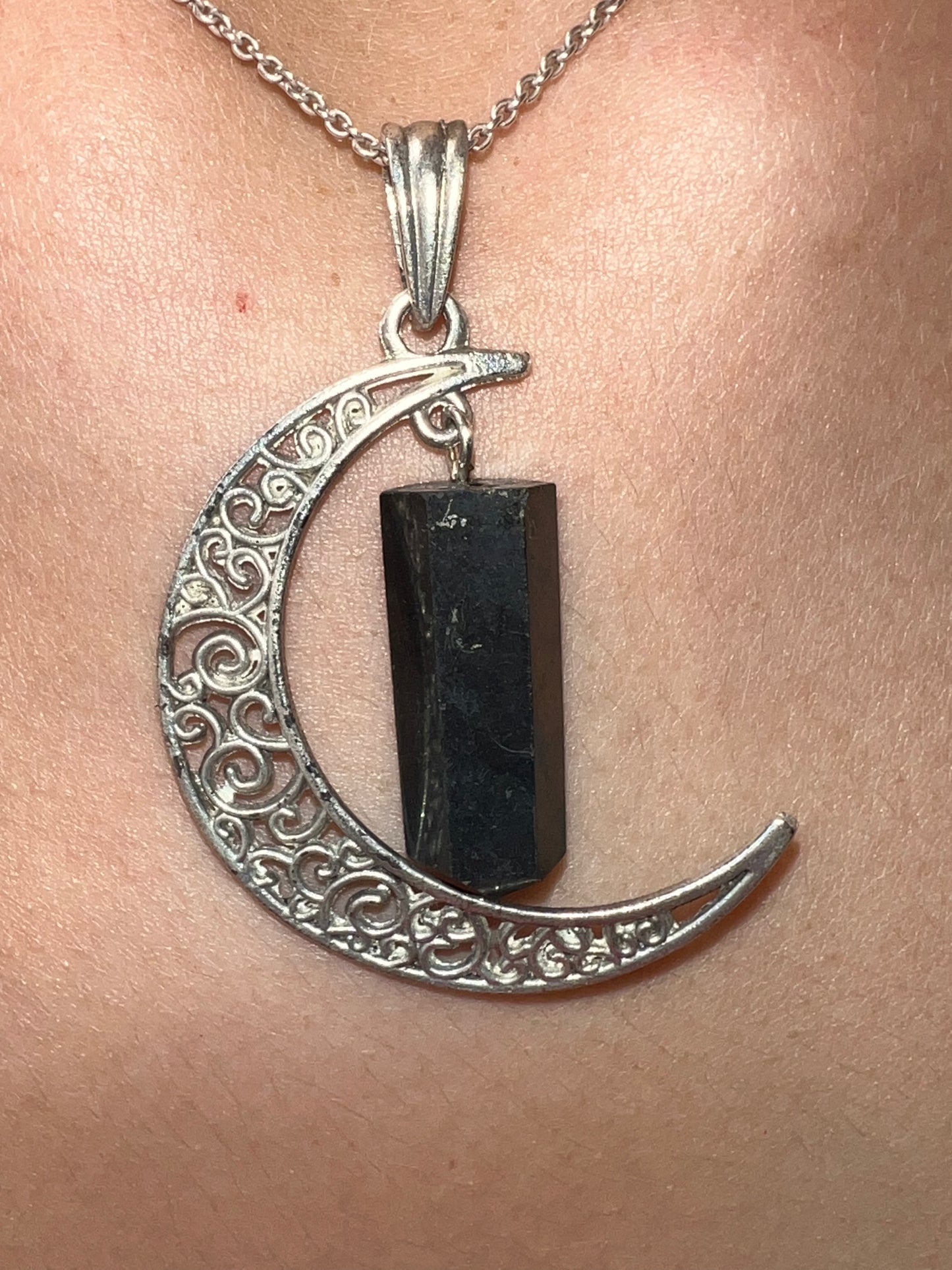 Colgante Luna con Punta de Shungit + cordón (sin cadena)