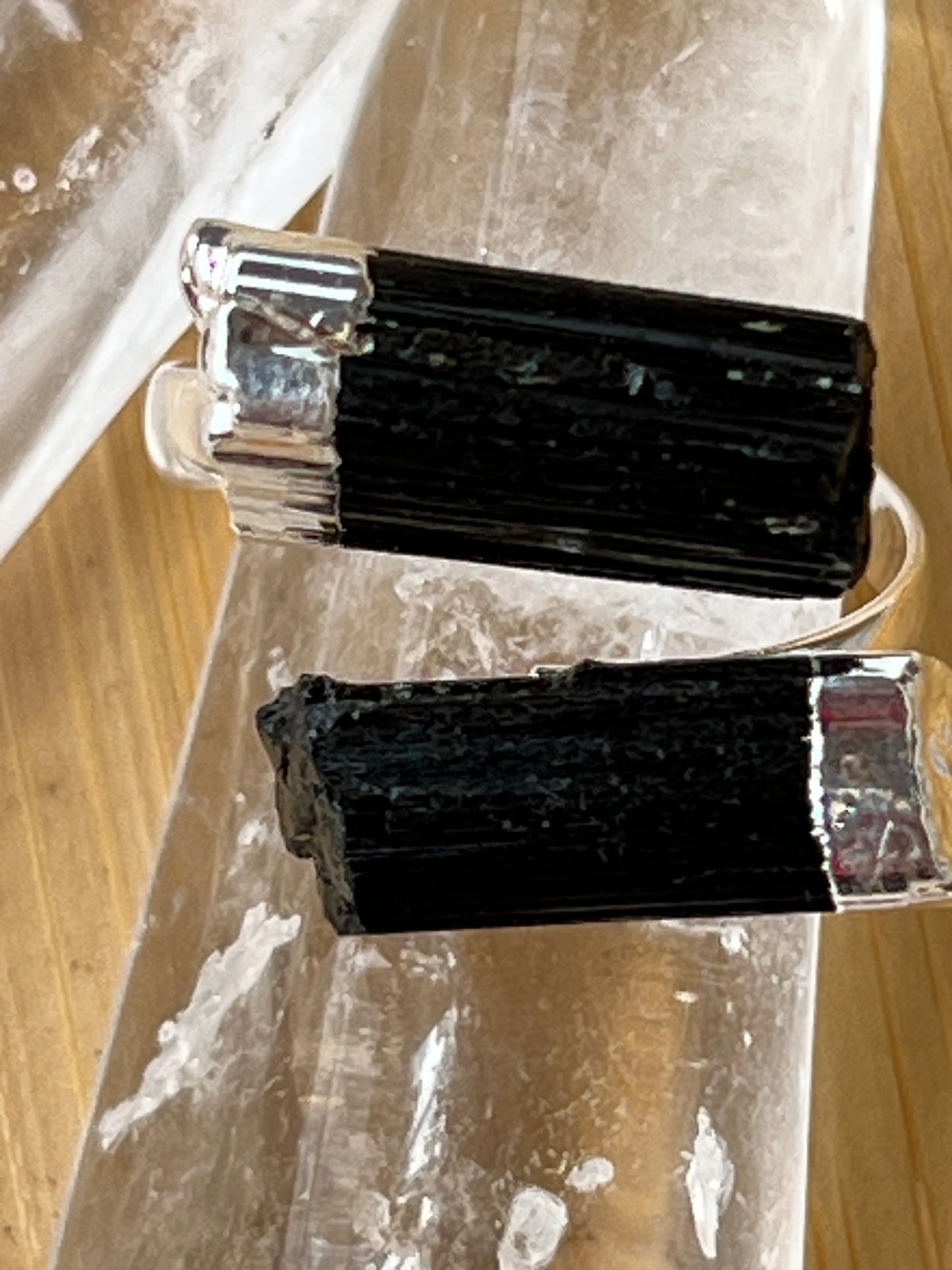 Anillo de Turmalina Negra en Bruto Ajustable - Bañado en Plata | Amatena