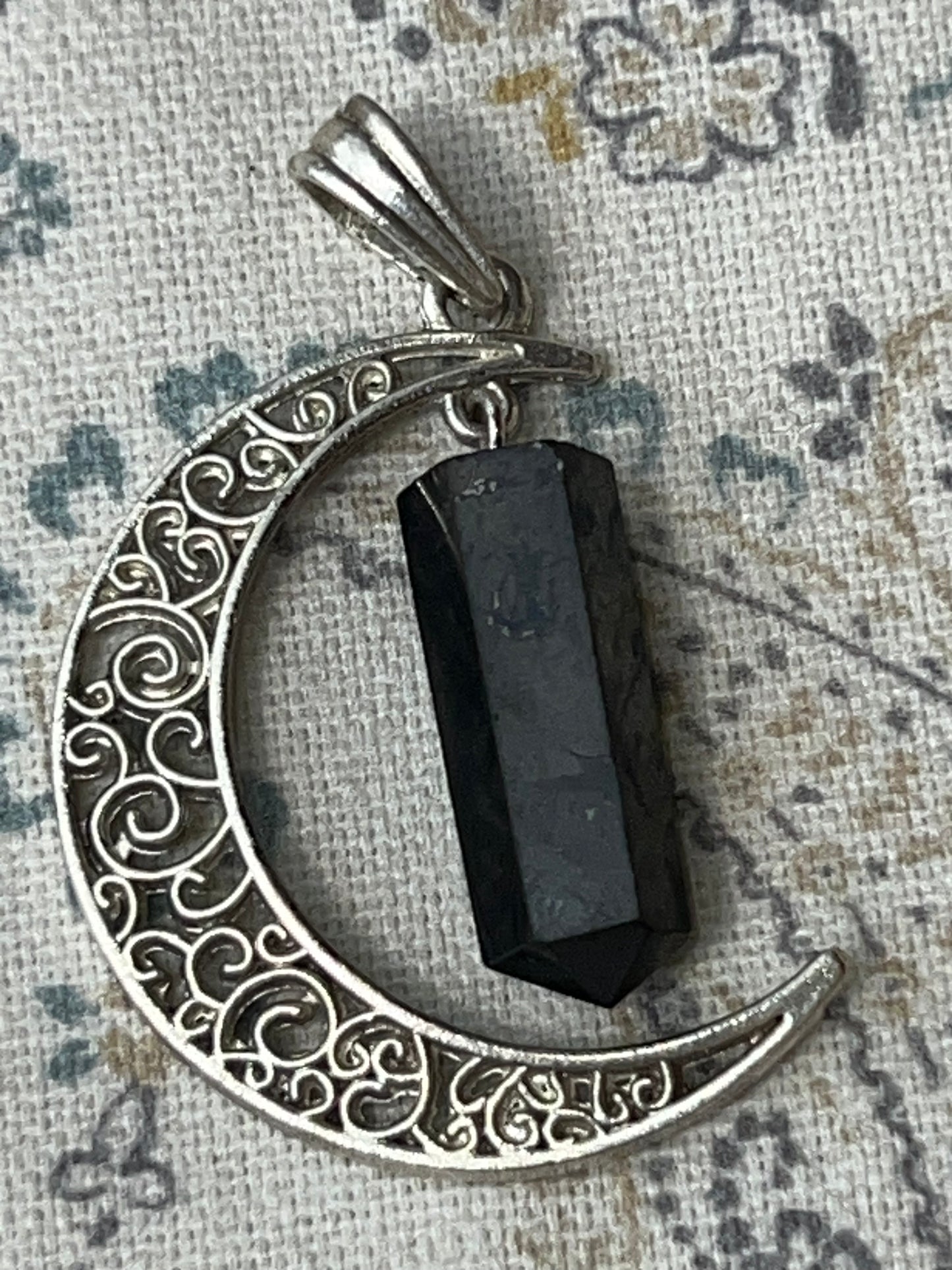 Colgante Luna con Punta de Shungit + cordón (sin cadena)