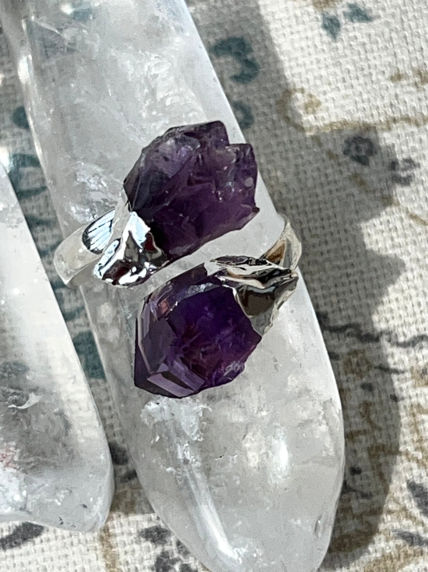 Anillo de Amatista en Bruto Ajustable - Bañado en Plata | Amatena