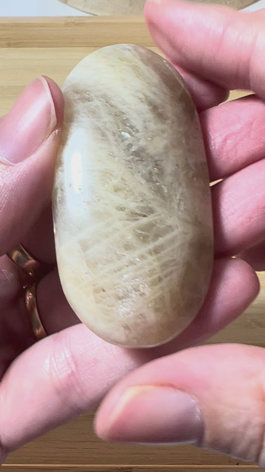 Piedra de Palma/Palm Stone de Piedra Luna Melocotón (vídeo al final)